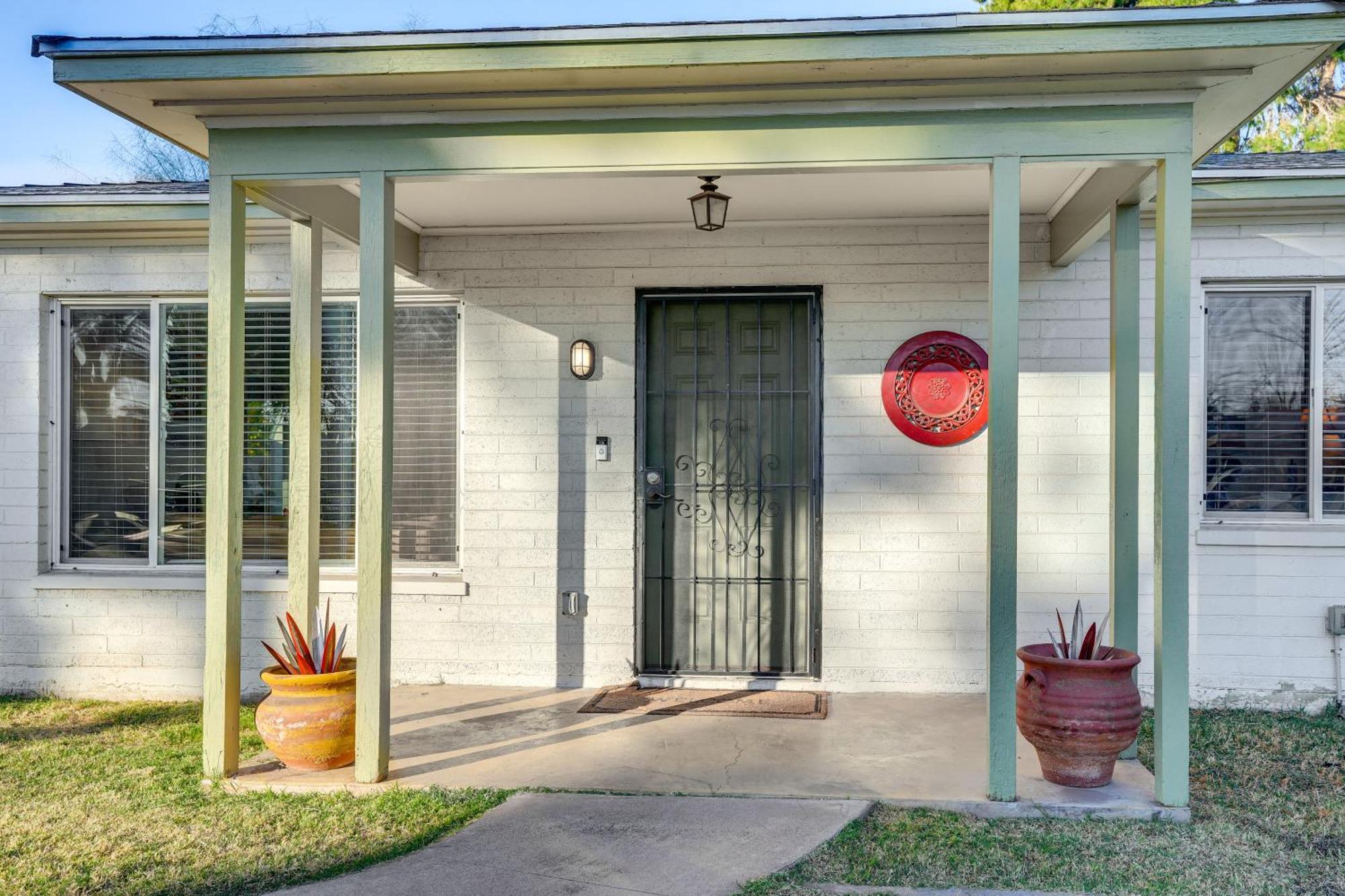 Pet-Friendly Phoenix Home With Breezeway And Fire Pit! Exterior photo